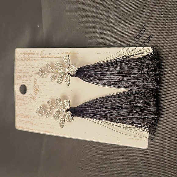 BRAND NEW MAYREW FLOWER RHINESTONE TASSEL DECOR EARRINGS - Picture 10 of 10